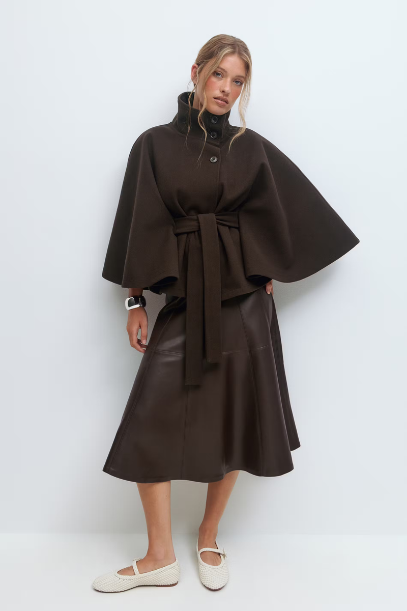 Julie | Cape-frakke i Uld-look i Brun, fra siden