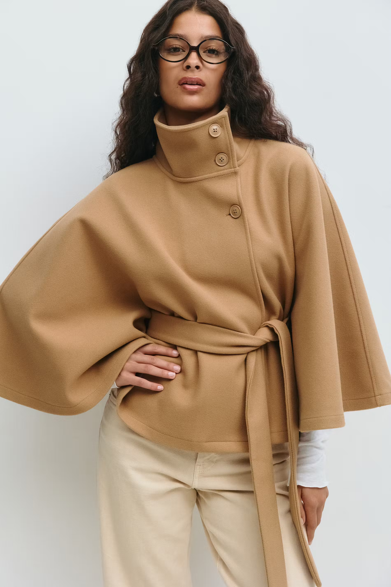 Julie | Cape-frakke i Uld-look i Beige, fra siden