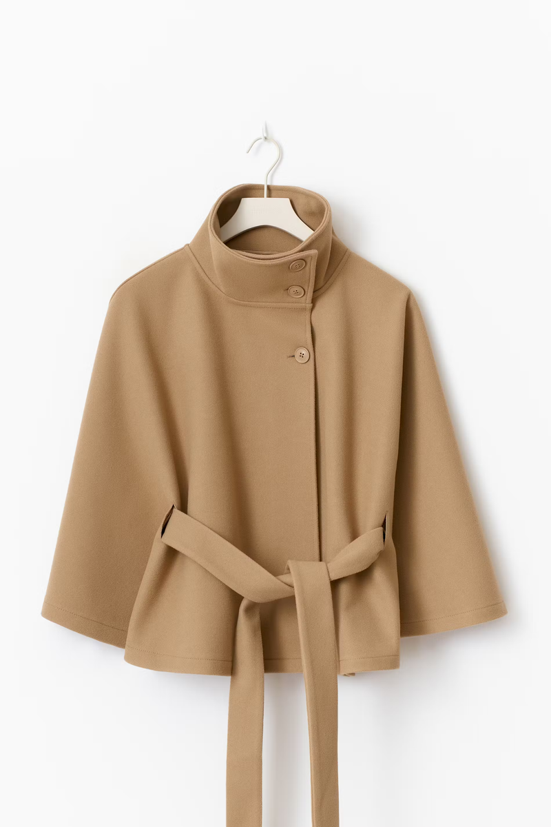Julie | Cape-frakke i Uld-look i Beige, nærbillede