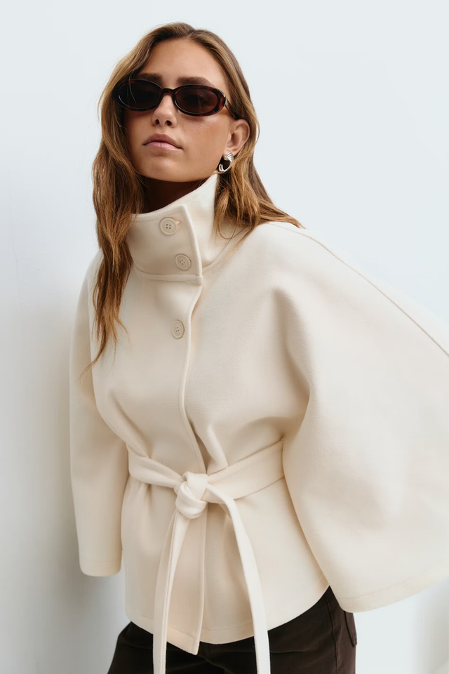 Julie | Cape-frakke i Uld-look i Creme, forfra