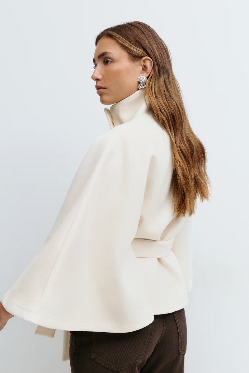 Julie | Cape-frakke i Uld-look i Creme, bagfra