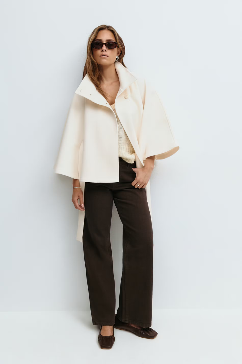 Julie | Cape-frakke i Uld-look i Creme, fra siden