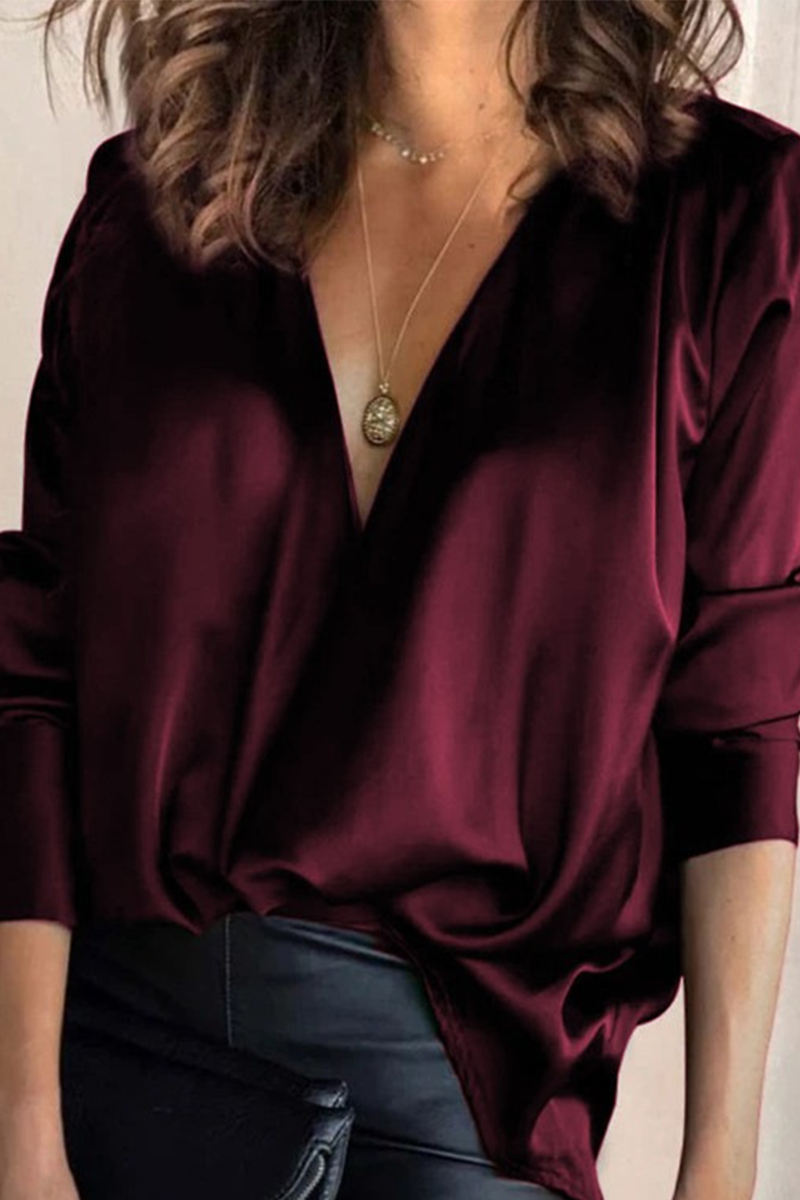 Katrine | Bluse i satin med V-hals i Bordeaux, nærbillede