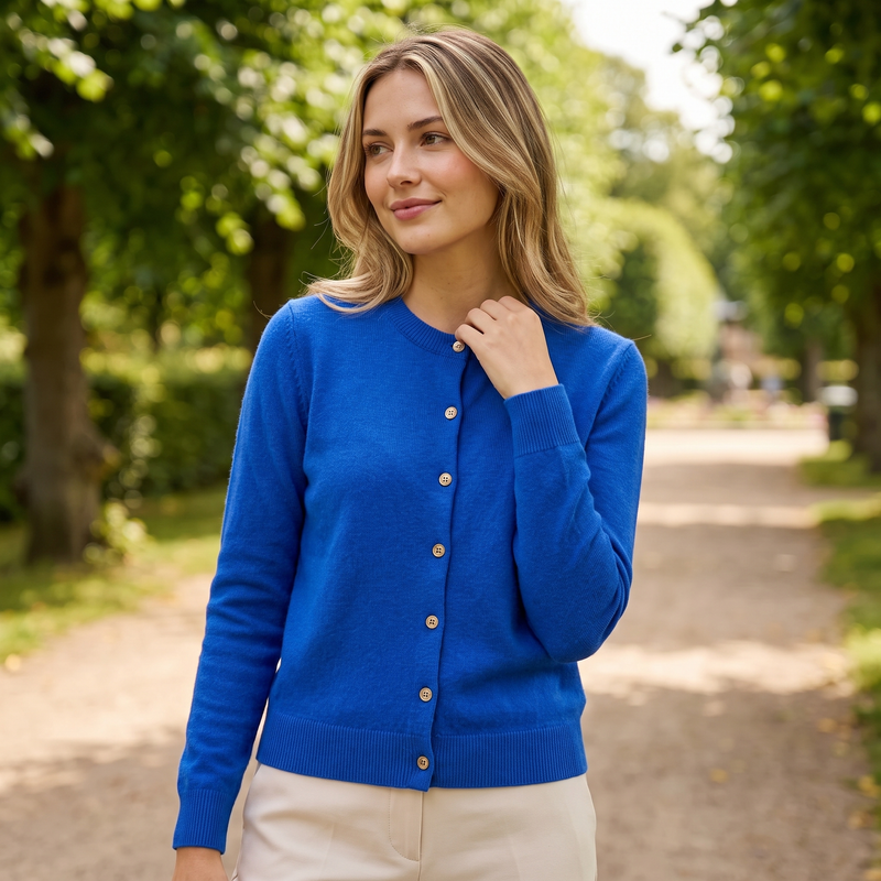 Louise | Cardigan med Rund Hals i Blå, forfra