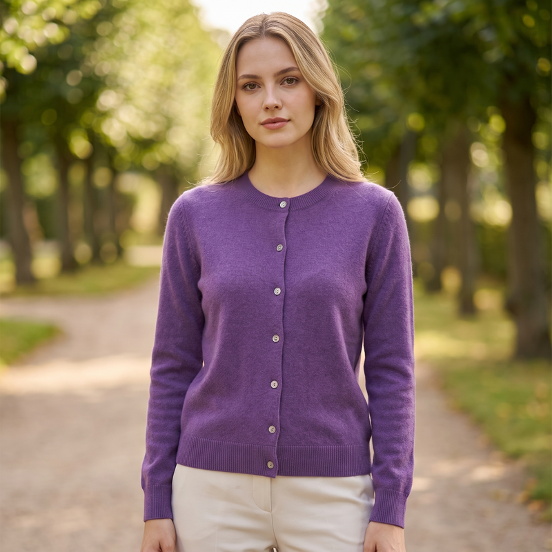 Louise | Cardigan med Rund Hals i Lilla, forfra