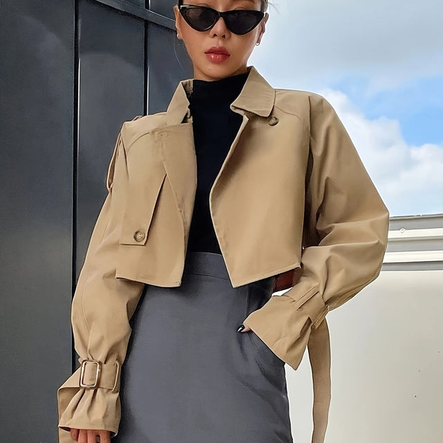 Louise | Kort Trenchcoat i Khaki, forfra