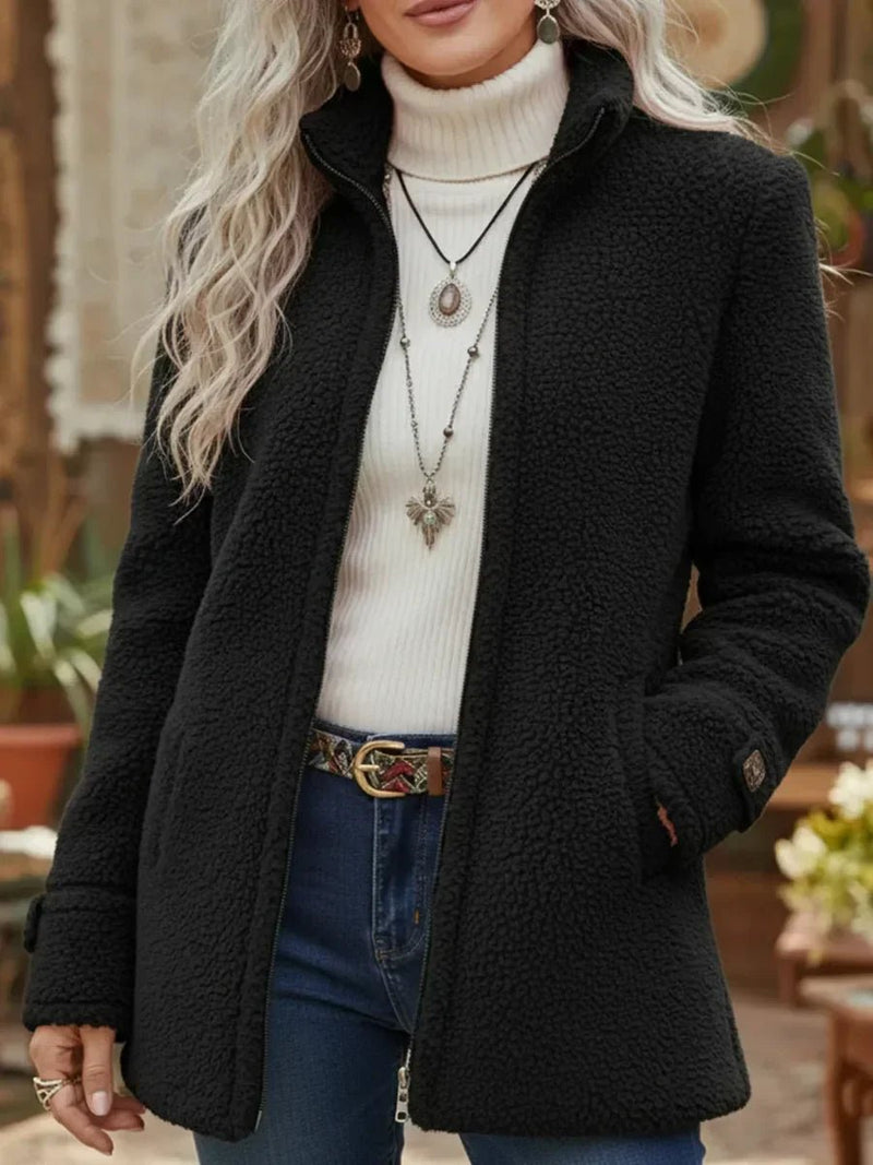 Maja | Teddyfleece-frakke med lynlås i Sort, forfra