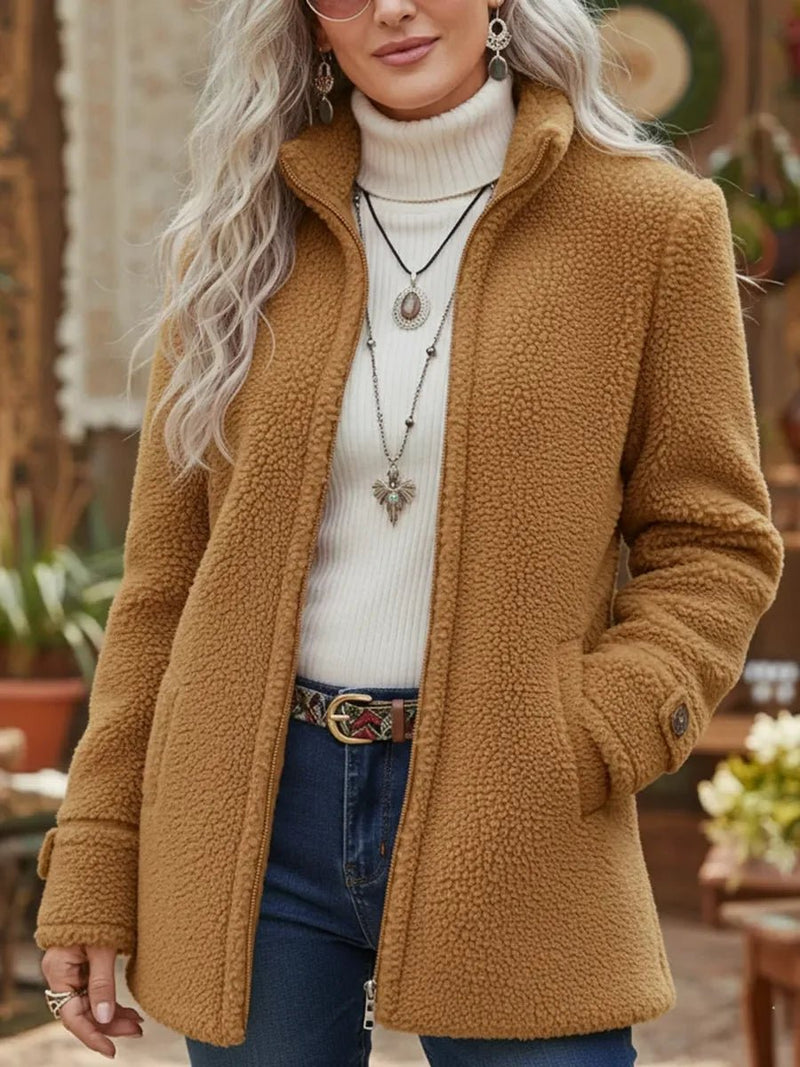 Maja | Teddyfleece-frakke med lynlås i Camel, forfra