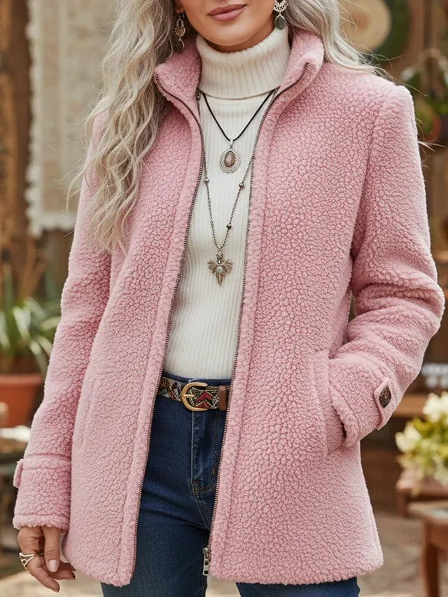 Maja | Teddyfleece-frakke med lynlås i Rosa, forfra