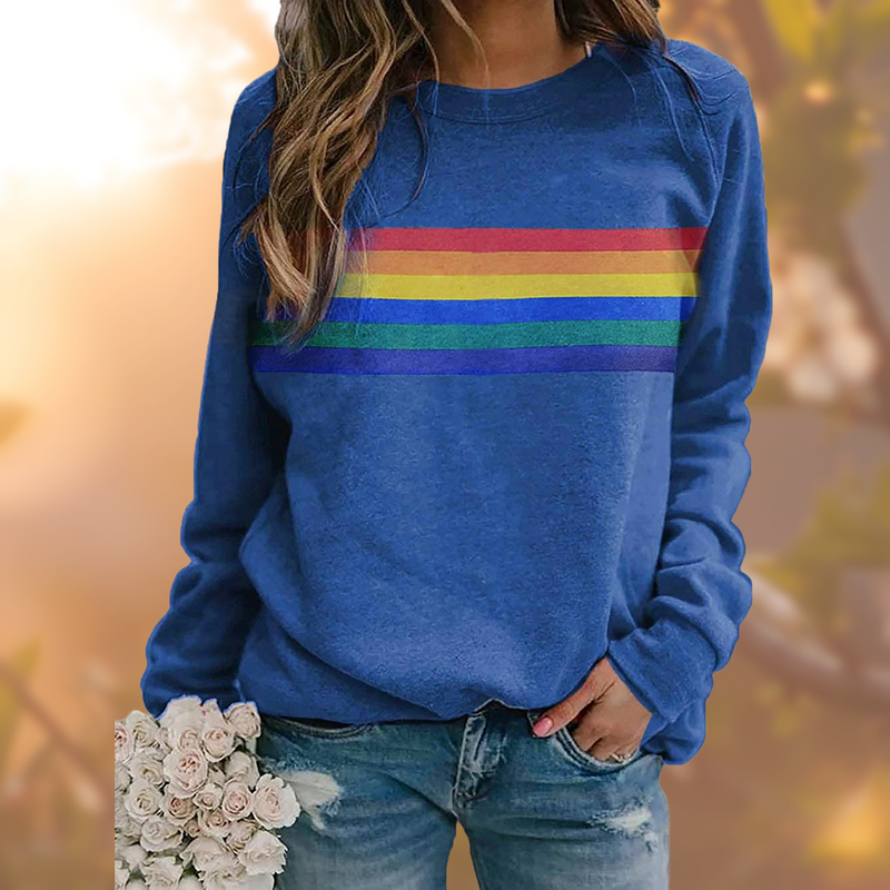 Malene | Sweater med Regnbuestribe i Blå, forfra