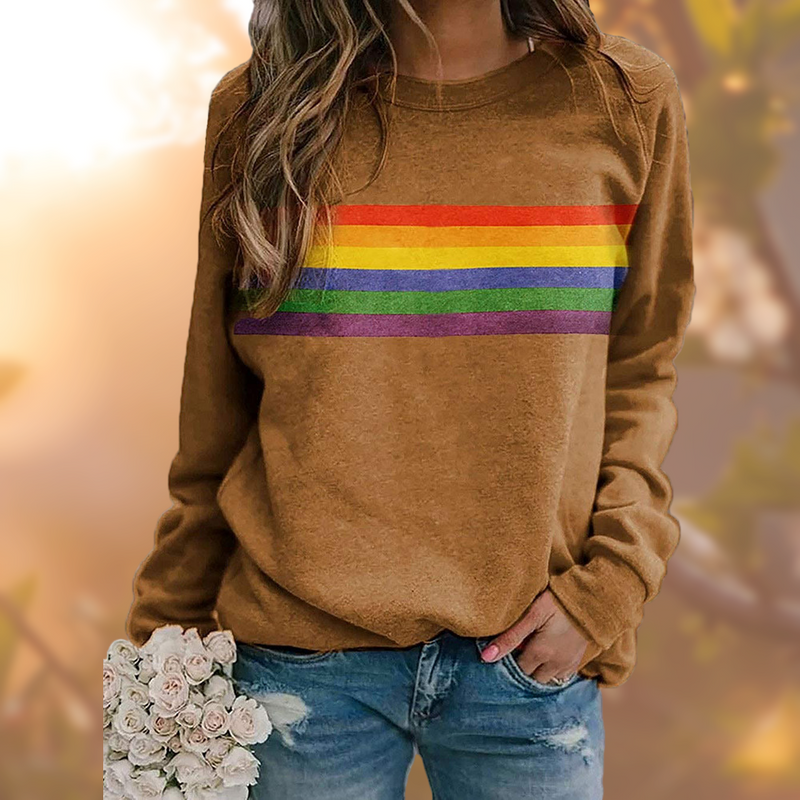 Malene | Sweater med Regnbuestribe i Brun, forfra