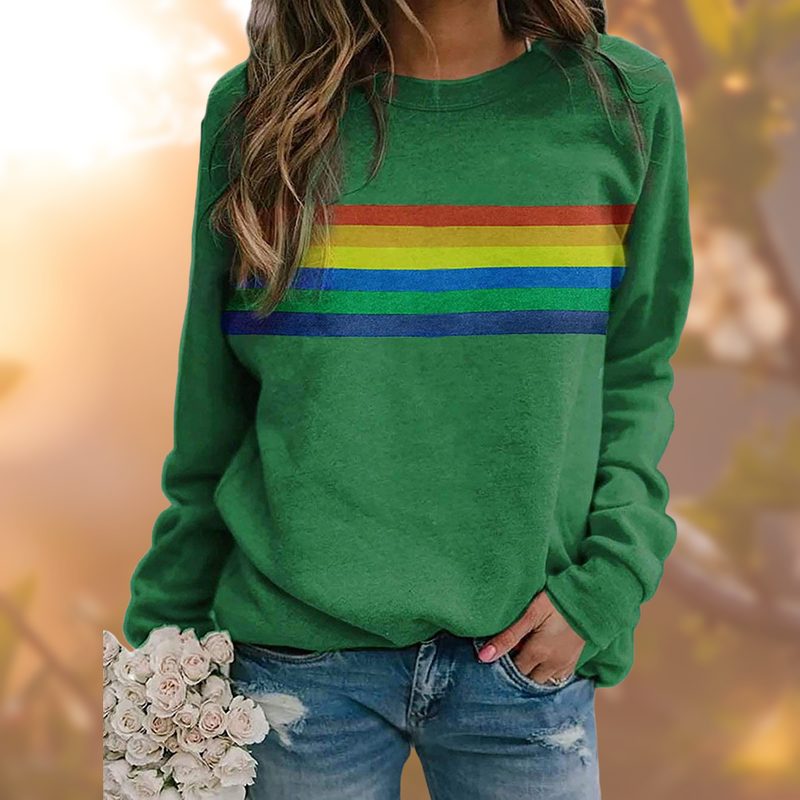 Malene | Sweater med Regnbuestribe i Grøn, forfra