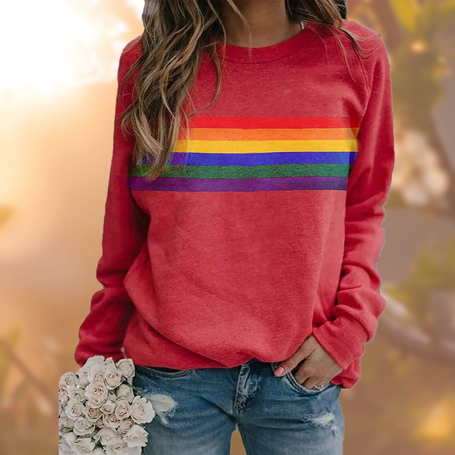 Malene | Sweater med Regnbuestribe i Rød, forfra
