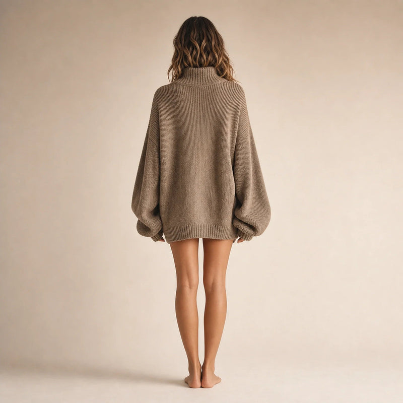 Maria | Strikket Minikjole i Karamelbrun, studie fra siden