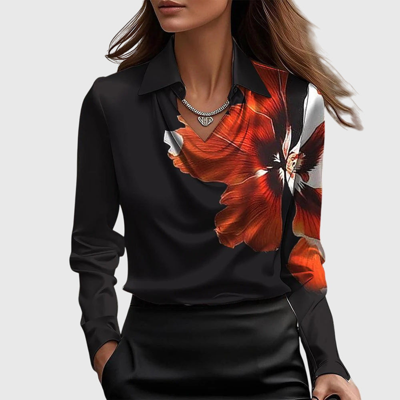 Marlowe | Satinbluse med Vandfaldskrave i Sort Blomstret, forfra