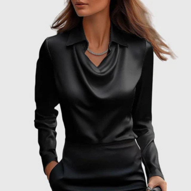Marlowe | Satinbluse med Vandfaldskrave i Sort, forfra