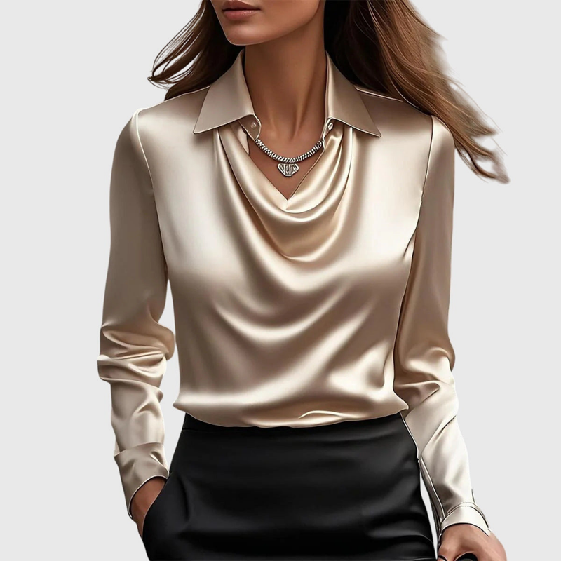 Marlowe | Satinbluse med Vandfaldskrave i Champagne, forfra