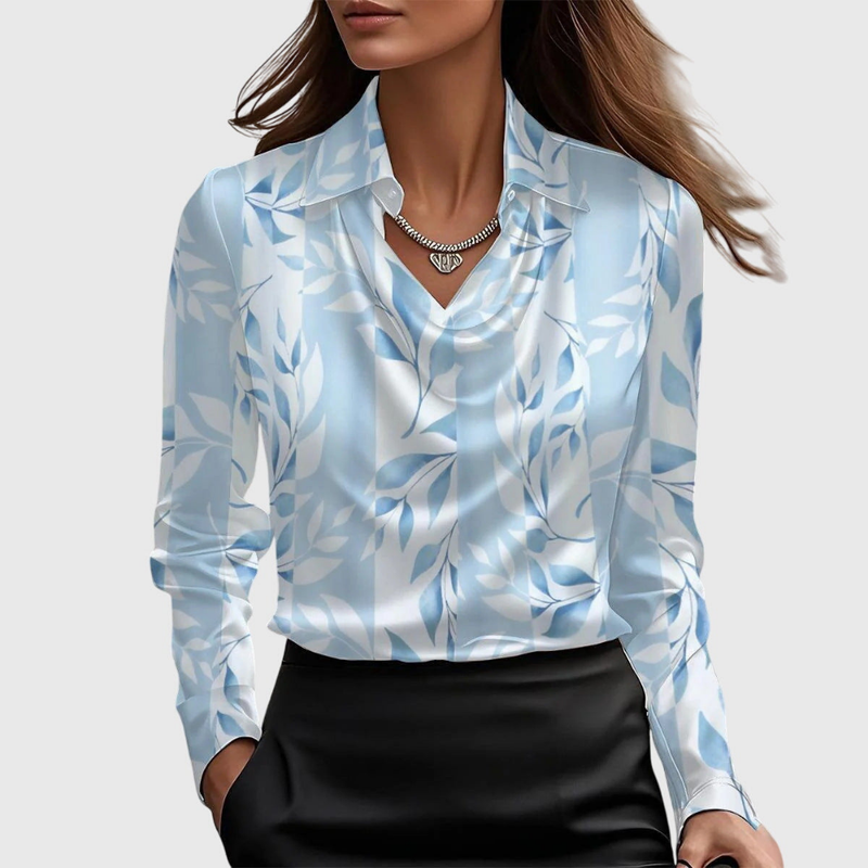 Marlowe | Satinbluse med Vandfaldskrave i Himmelblå Print, forfra