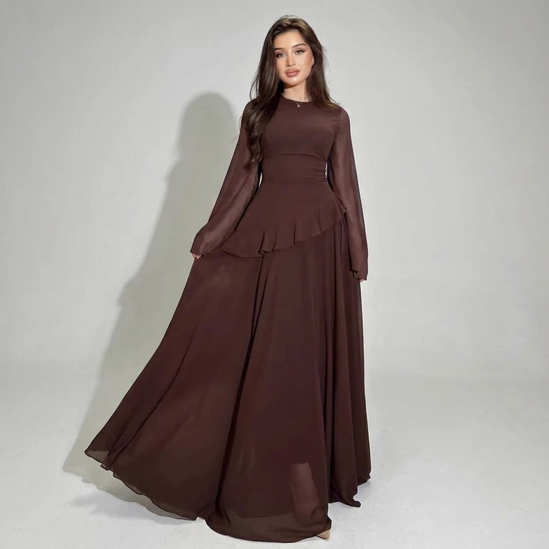 Nadia | Lang kjole med peplum i Brun, forfra