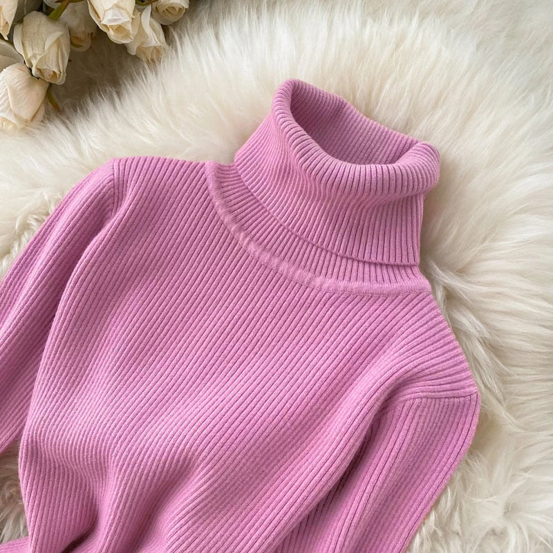 Nadia | Maxikjole med rullekrave i Rosa, nærbillede af halsudskæring