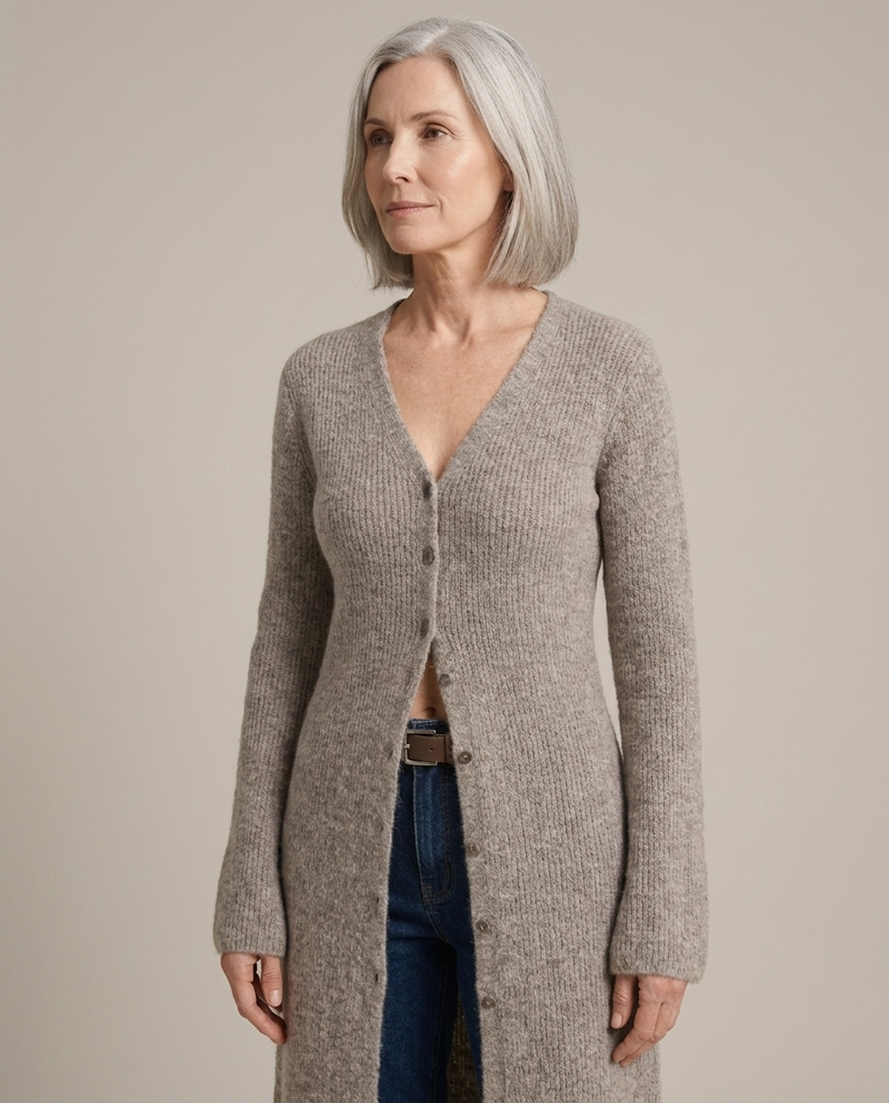 Noor | Maxicardigan i Ribstrik i Taupe, trekvart profil