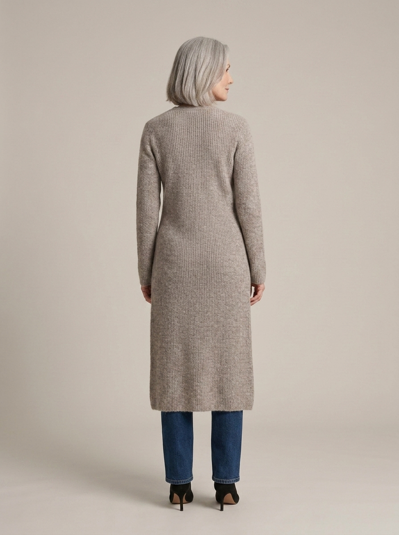 Noor | Maxicardigan i Ribstrik i Taupe, bagfra