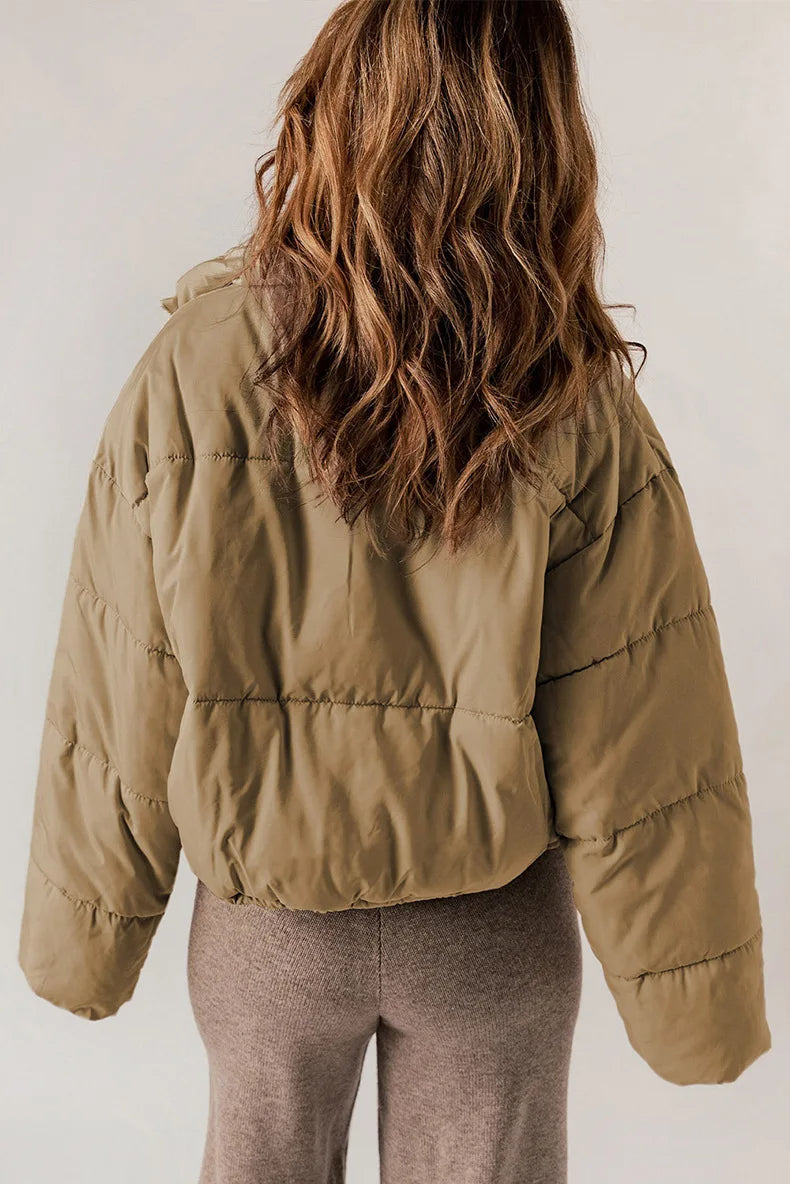 Nora | Cropped Pufferjakke i Sort, forfra