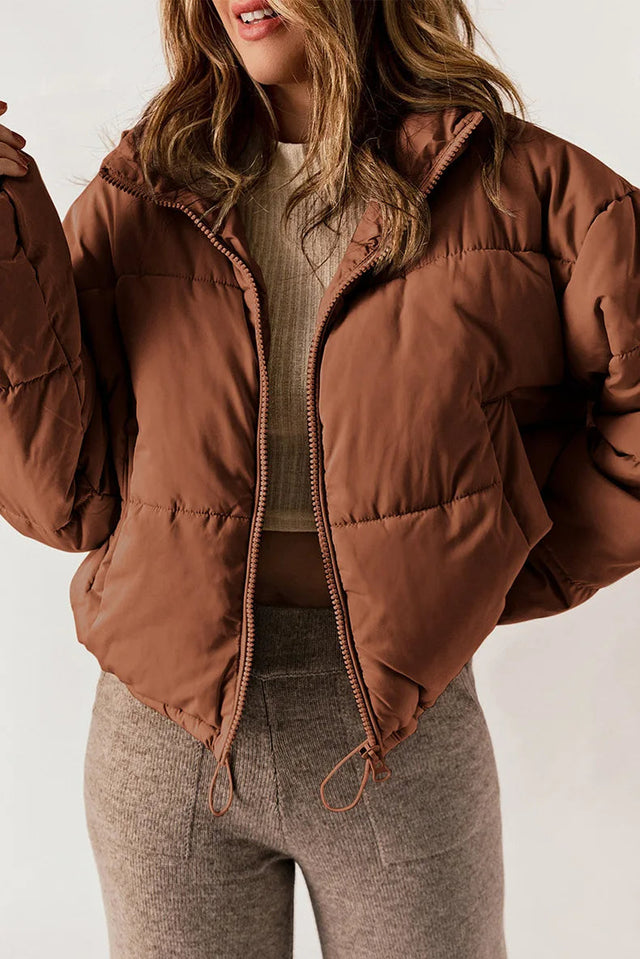 Nora | Cropped Pufferjakke i Brun, forfra