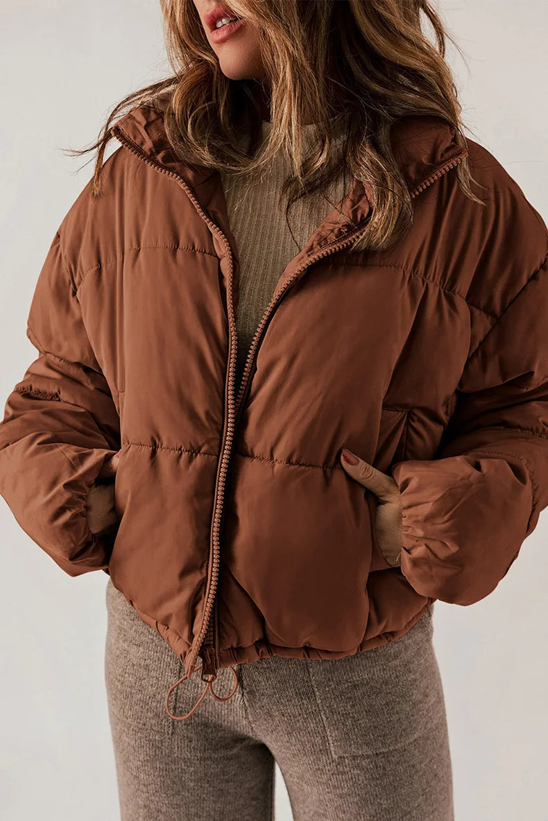 Nora | Cropped Pufferjakke i Brun, styling