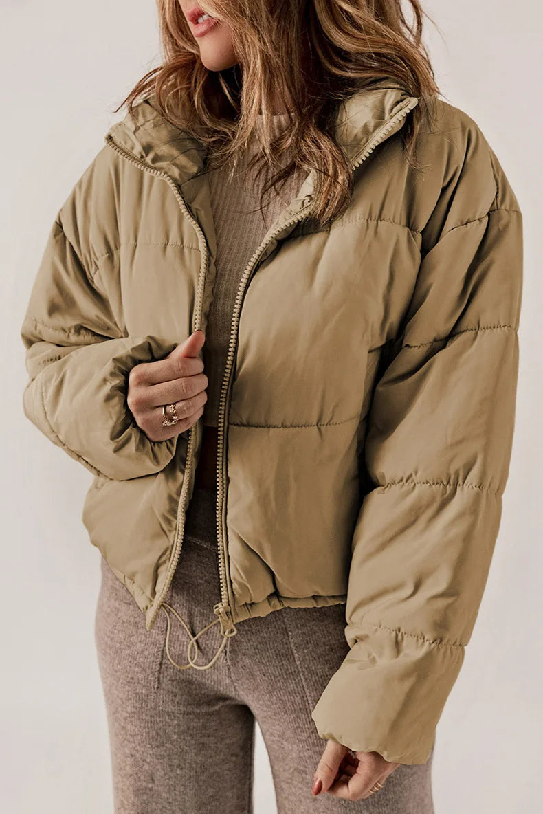 Nora | Cropped Pufferjakke i Khaki, forfra