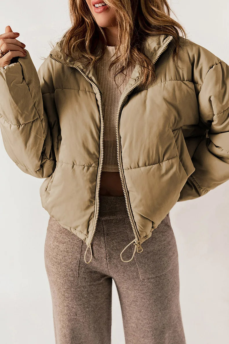 Nora | Cropped Pufferjakke i Khaki, nærbillede