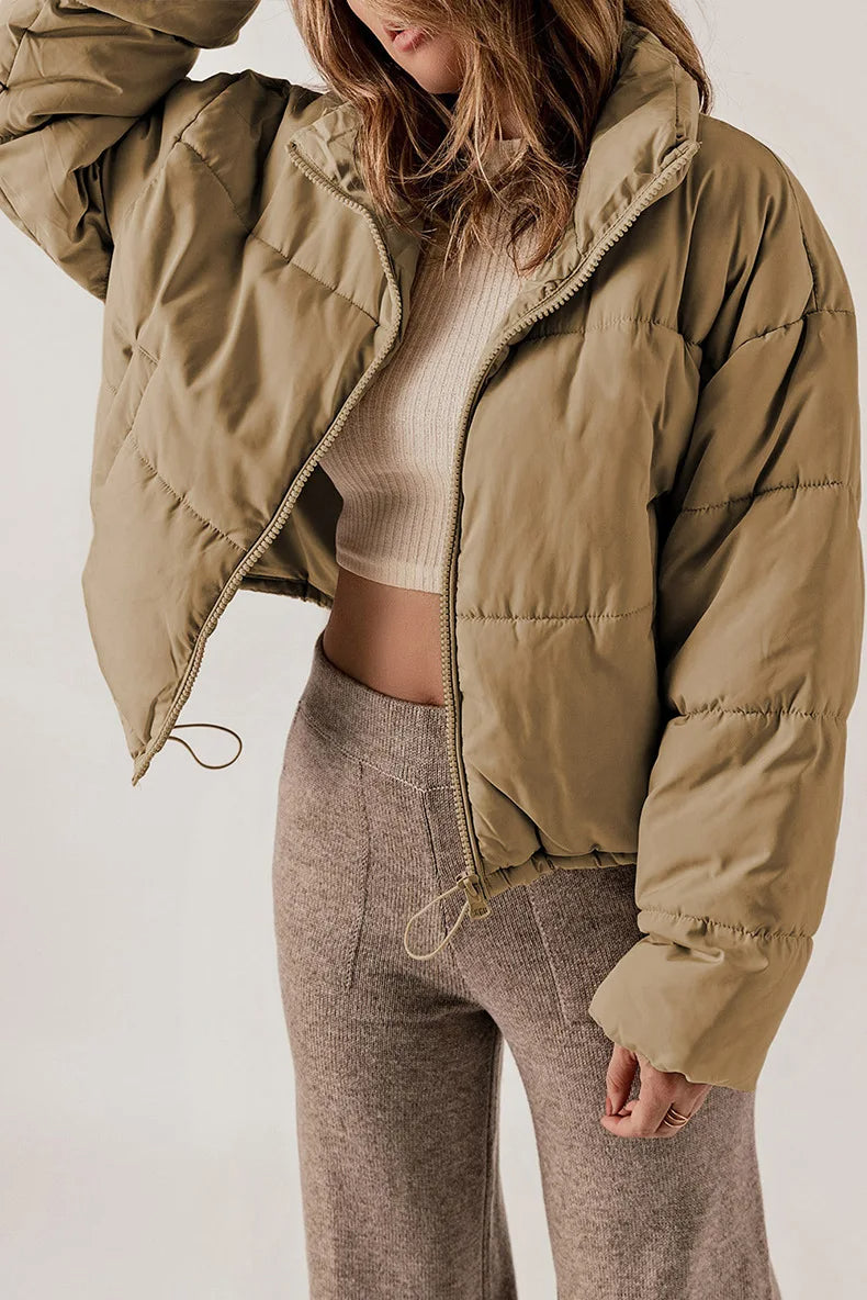 Nora | Cropped Pufferjakke i Khaki, bagfra