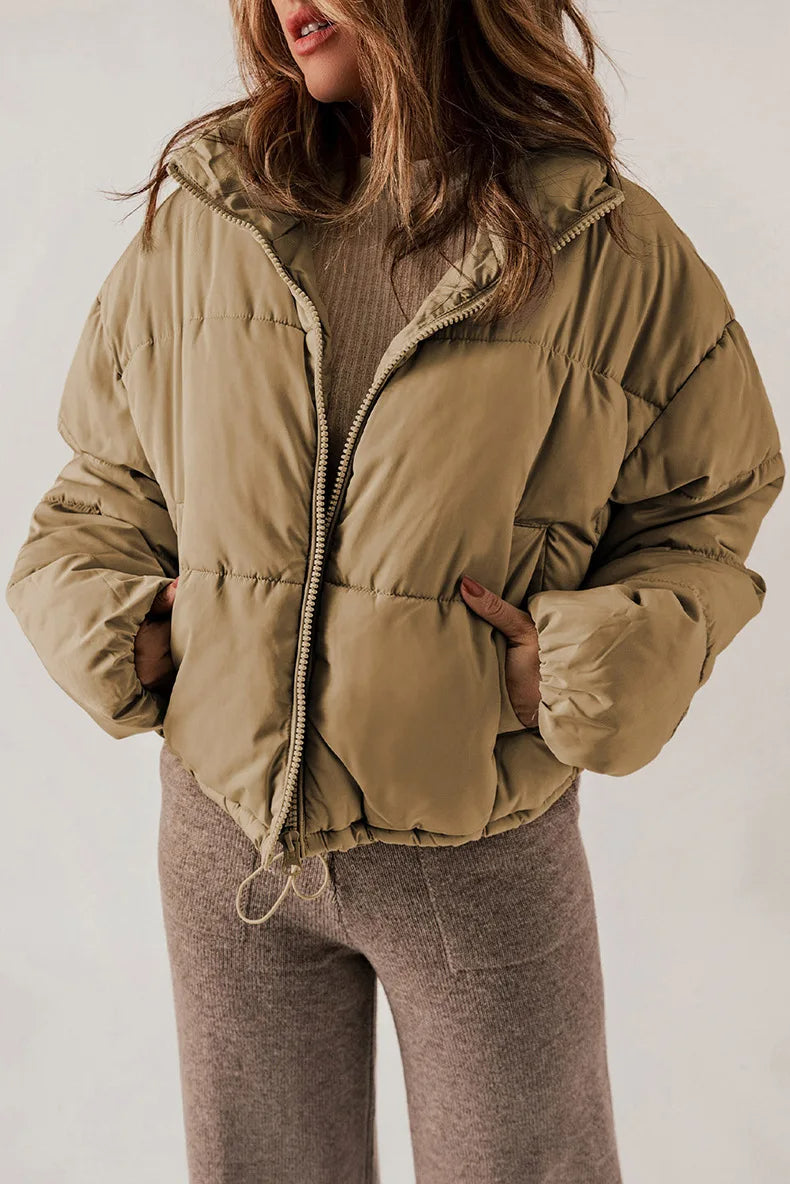 Nora | Cropped Pufferjakke i Khaki, styling