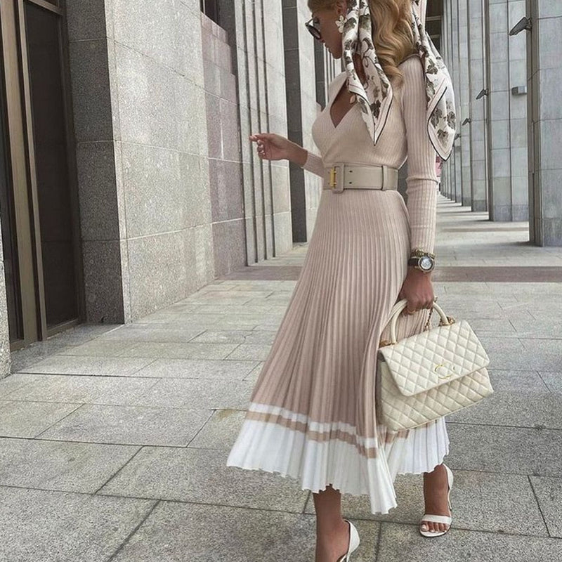 Odette | Plisseret midikjole i Khaki, fra siden