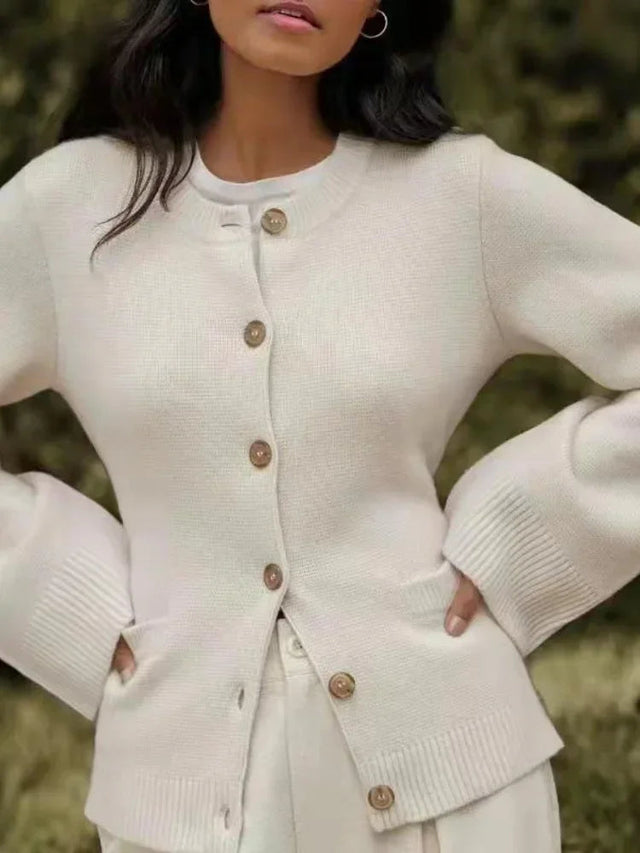 Petra | Cardigan med knaplukning i Beige, nærbillede