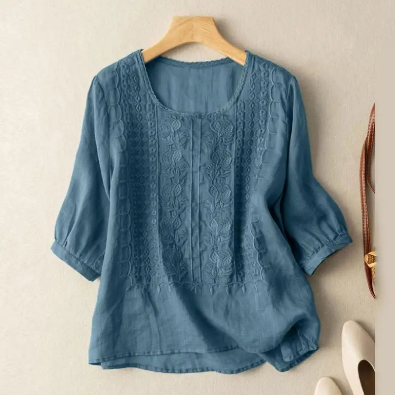 Sine | Broderet bluse i Blå, forfra