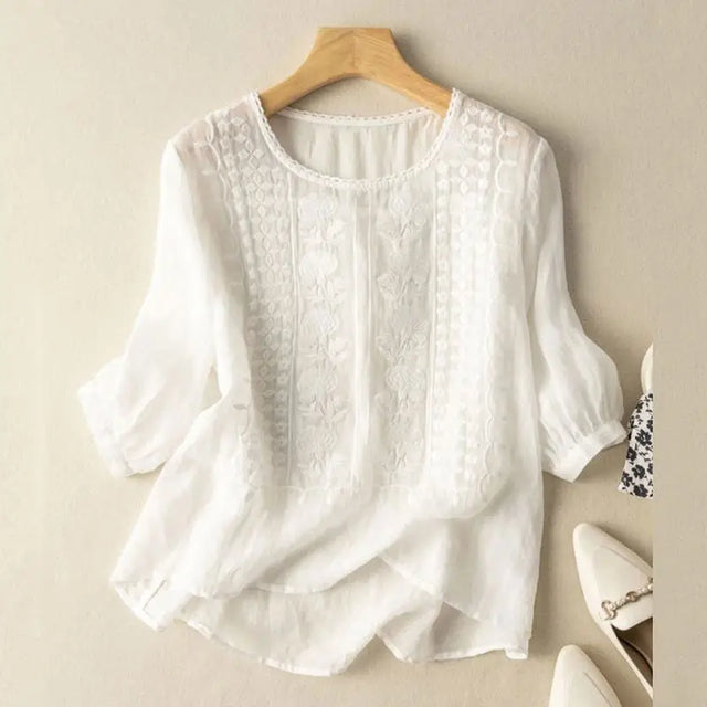 Sine | Broderet bluse i Hvid, forfra