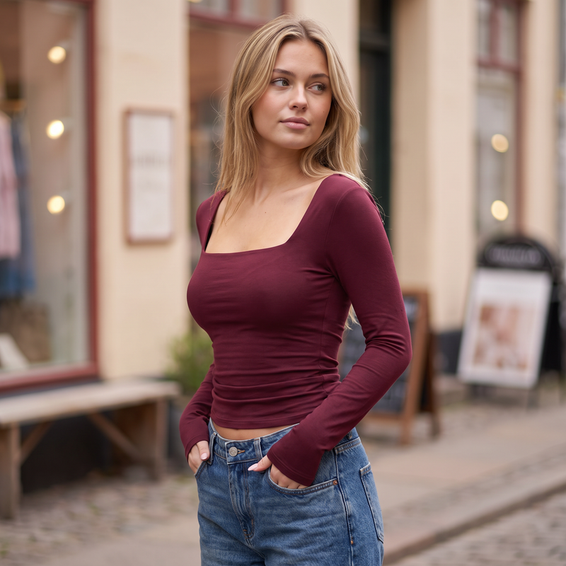 Solveig | Fitted top med firkantet hals i Bordeaux, forfra