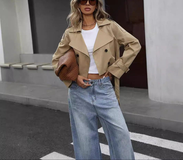 Tess | Cropped trenchjakke i Khaki, forfra