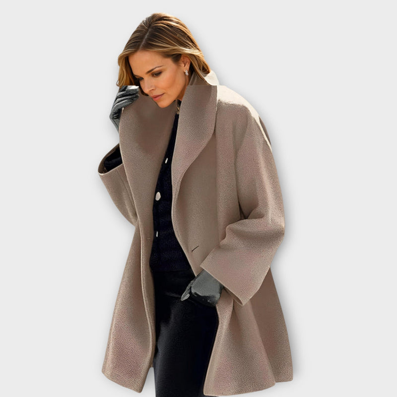 Tessa | Frakke med Bred Krave i Khaki, forfra
