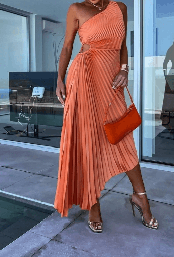 Victoria | Plisseret aftenkjole i Orange, styling