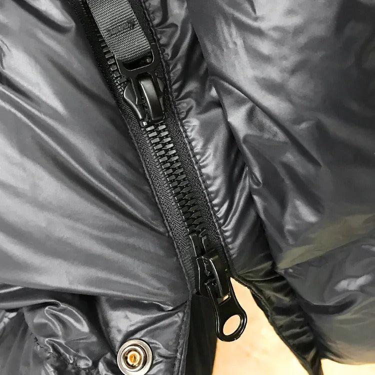 Vittoria | Maxi Pufferfrakke i Sort, nærbillede af lynlås