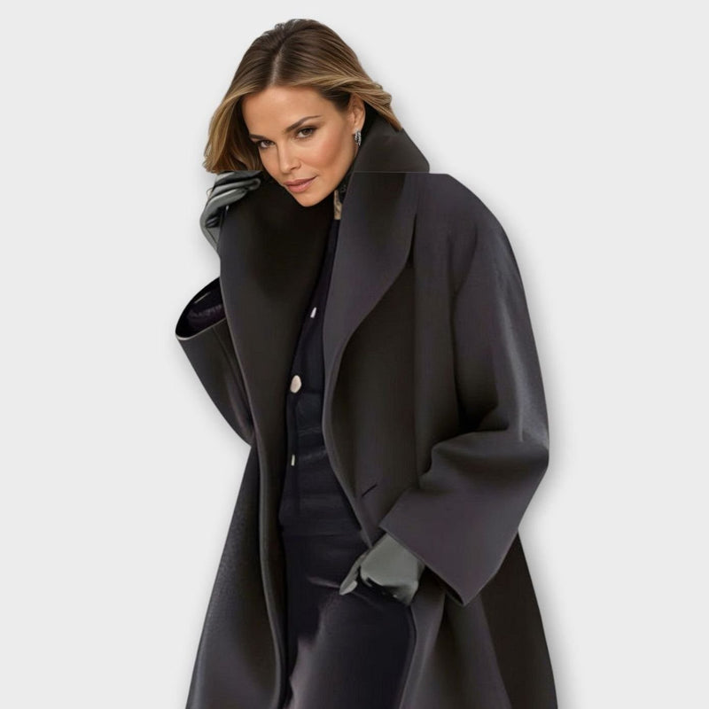 Sussi | Oversized frakke i Sort, forfra